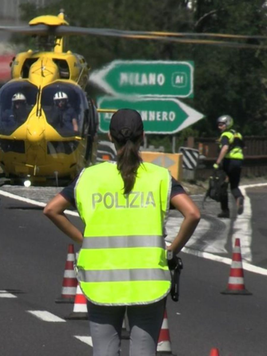 Incidente a Modena sulla A1, auto schiacciata tra due tir: 2 feriti gravi