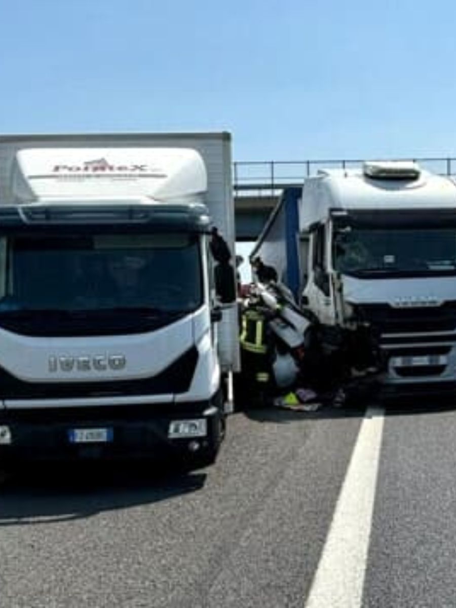 Incidente sulla A14, auto schiacciata tra due camion a Imola: 2 morti