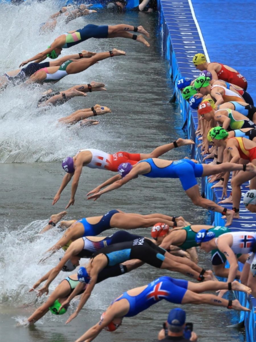 Olimpiadi, graffi sulle braccia delle nuotatrici italiane dopo i 10 km nella Senna