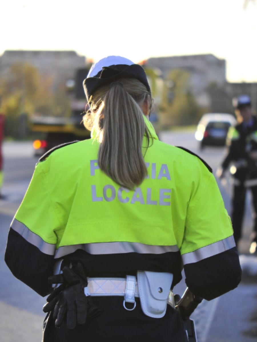 Incidente Giugliano, Smart con 4 persone a bordo si ribalta: morta bambina di 8 anni