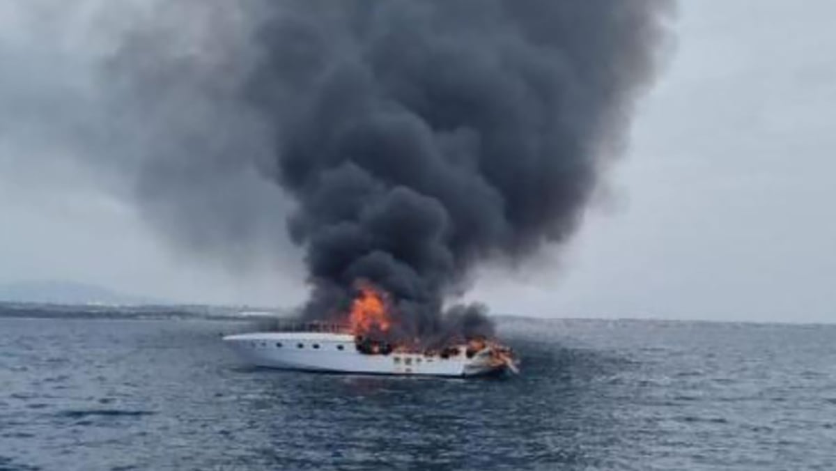 Ostia, yacht in fiamme al largo di Capocotta