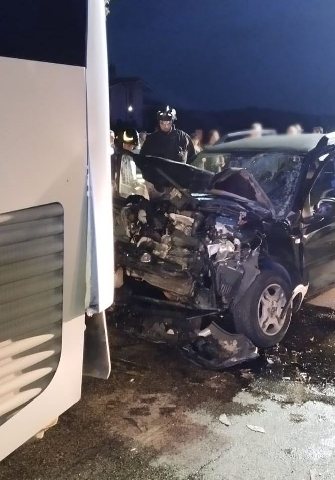 auto contro un bus