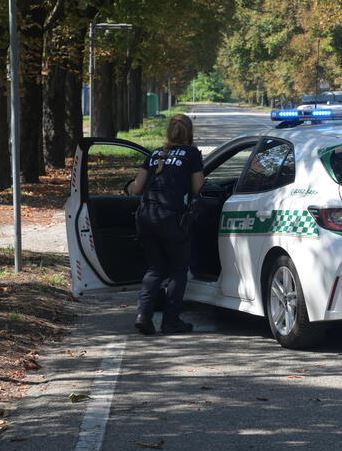 Bimbo di pochi mesi lasciato in auto a Vigevano, interviene la polizia