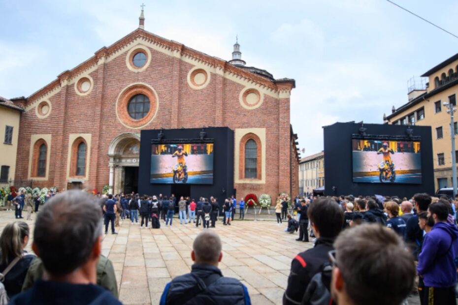 Alba Parietti in lacrime ai funerali di Luca Salvadori