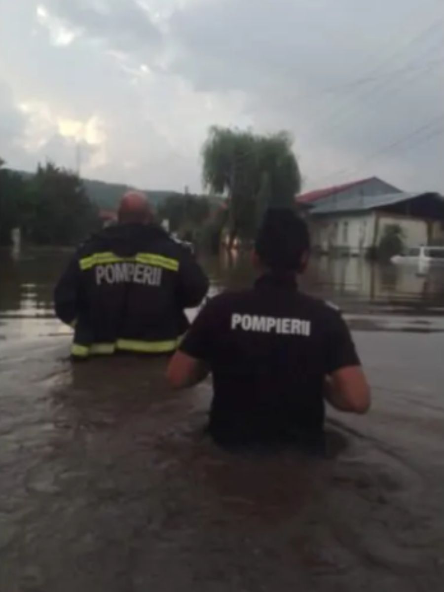 Alluvione in Romania, strade e abitazioni travolte dalla pioggia: ci sono vittime e sfollati