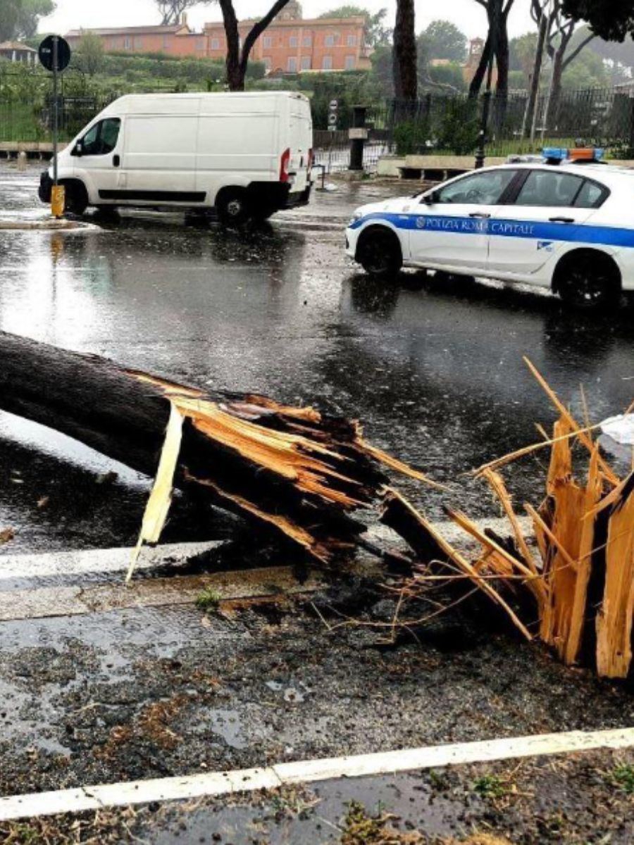 Nubifragio Roma, strade come fiumi e danni ovunque: la situazione