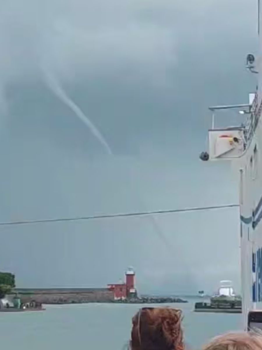 Palinuro, tromba marina porta via tutto sulla spiaggia: il video