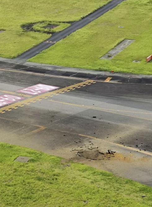 esplode bomba sulla pista, il cratere