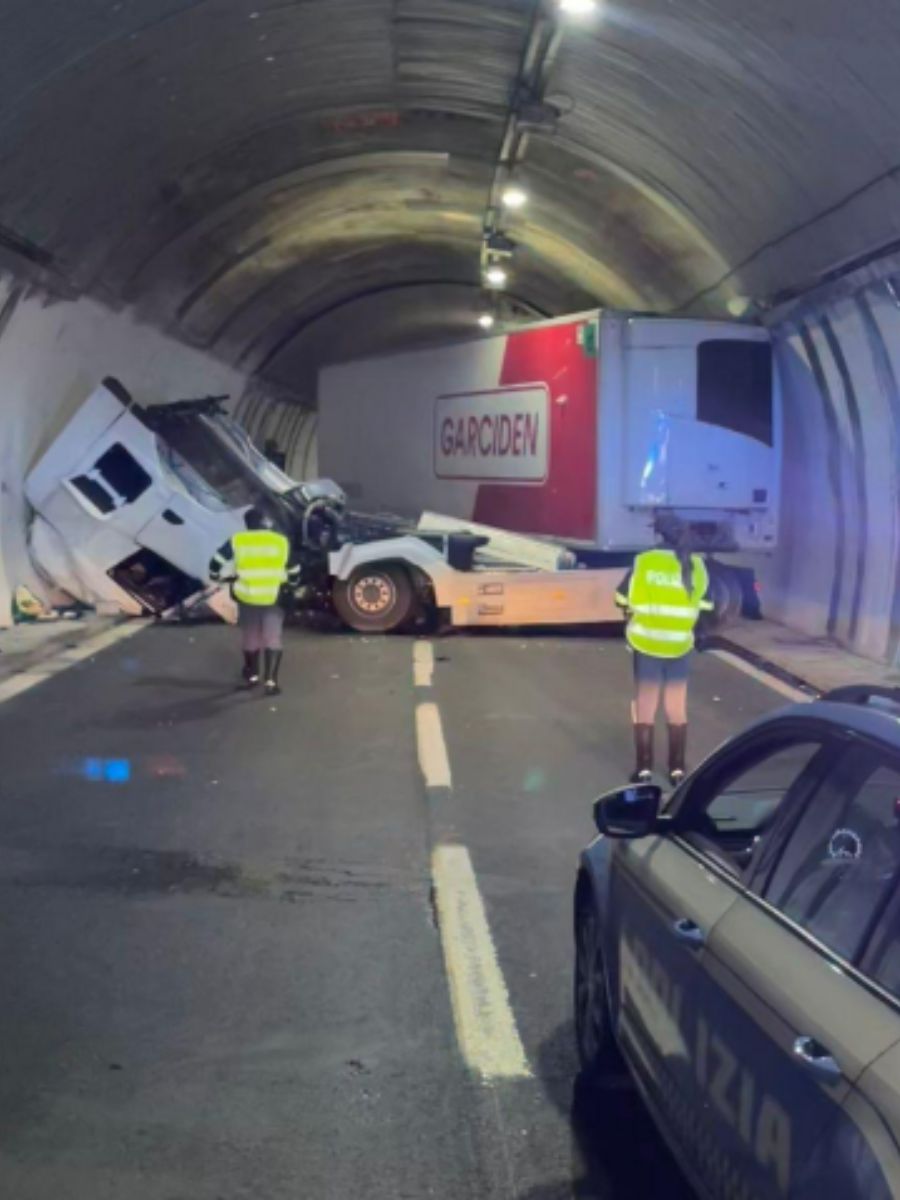 Incidente sulla A10, camion si schianta in galleria: traffico in tilt