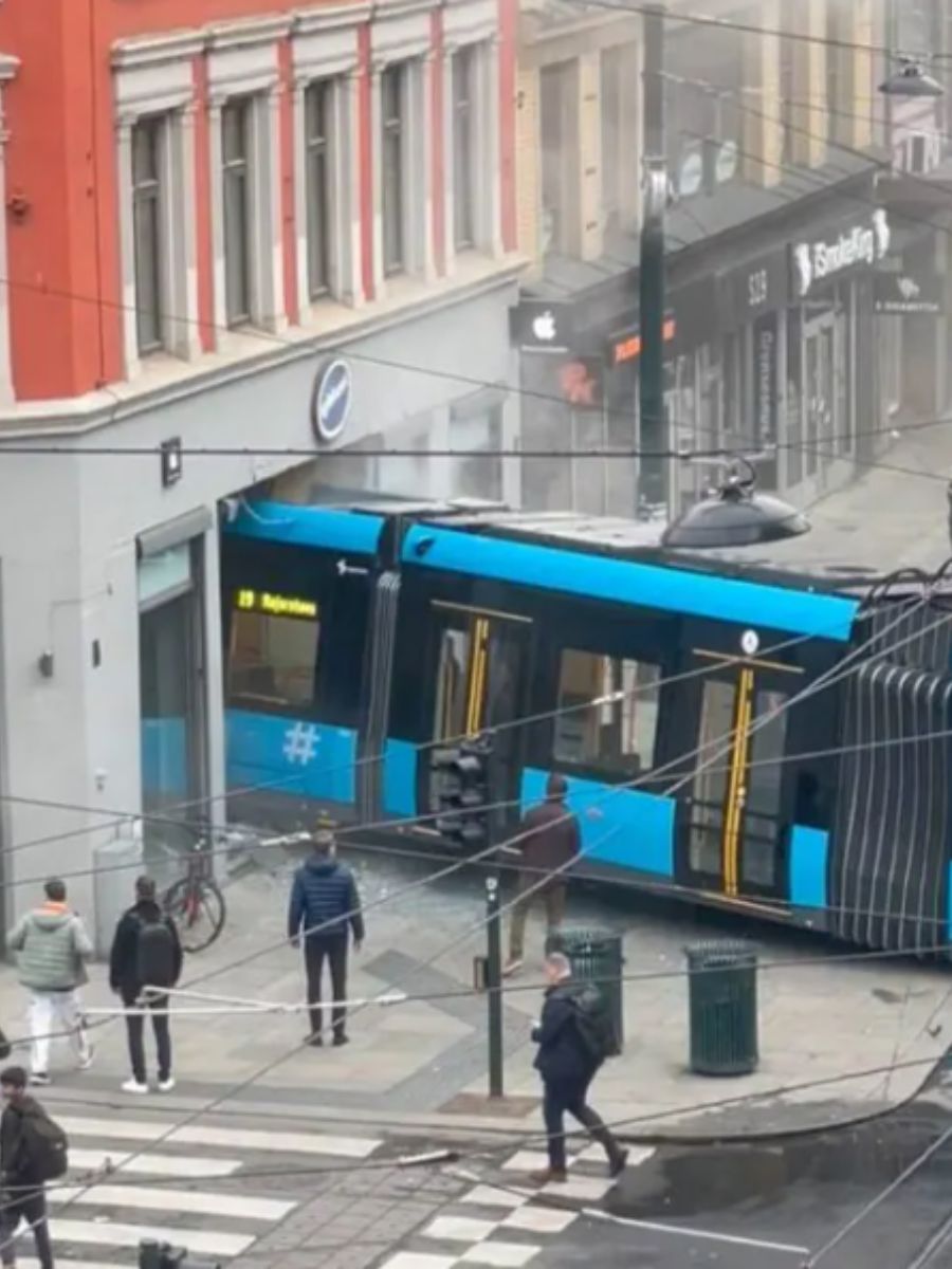 Oslo, tram deraglia e si schianta in un negozio: 4 feriti