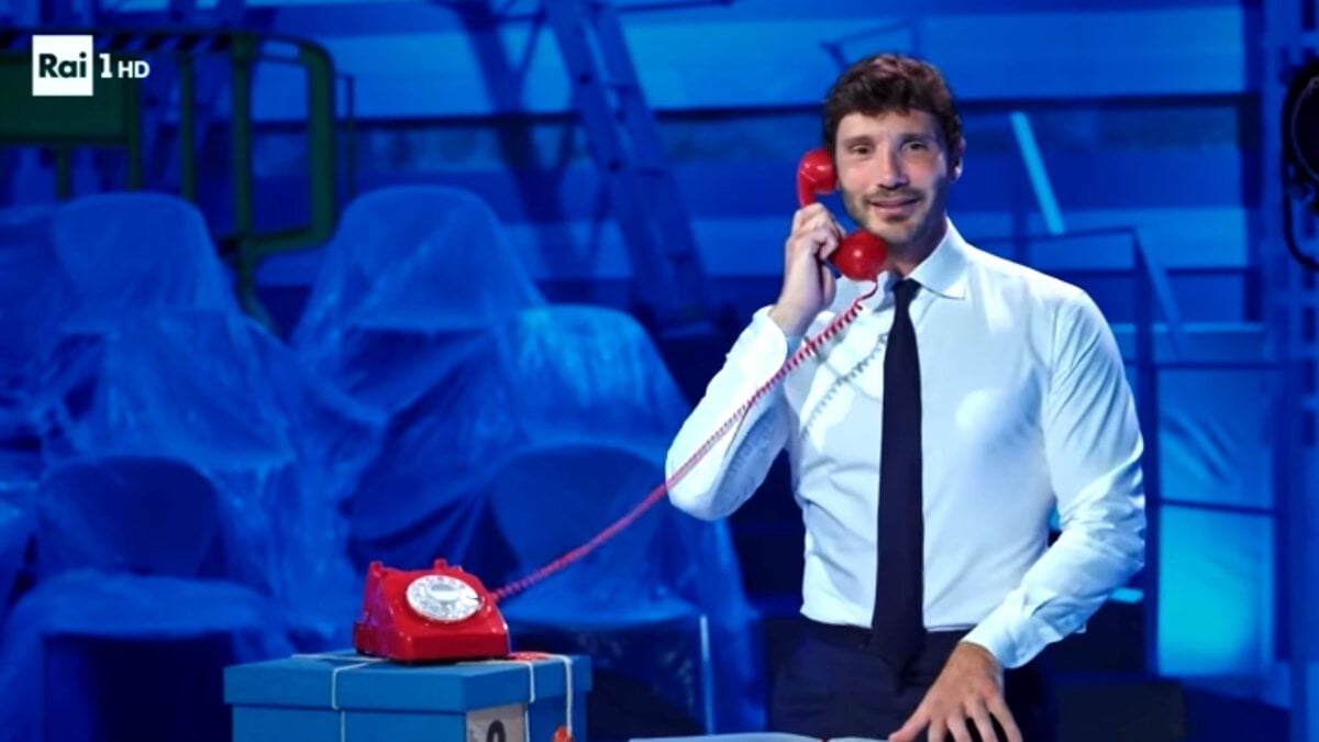 perchè stefano de martino si veste sempre uguale