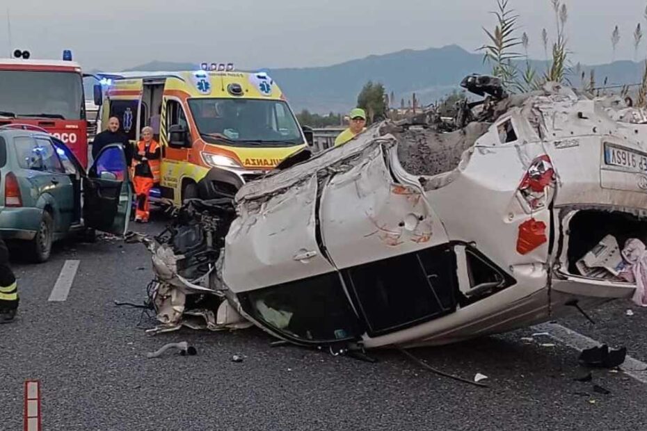 prende l'auto del papà e si schianta