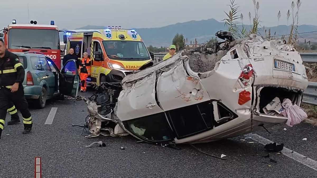 prende l'auto del papà e si schianta