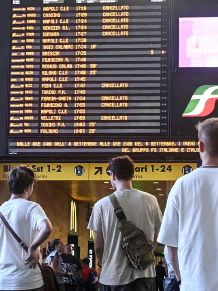 Galliate, incidente sul passaggio a livello: treni in ritardo da e per Milano