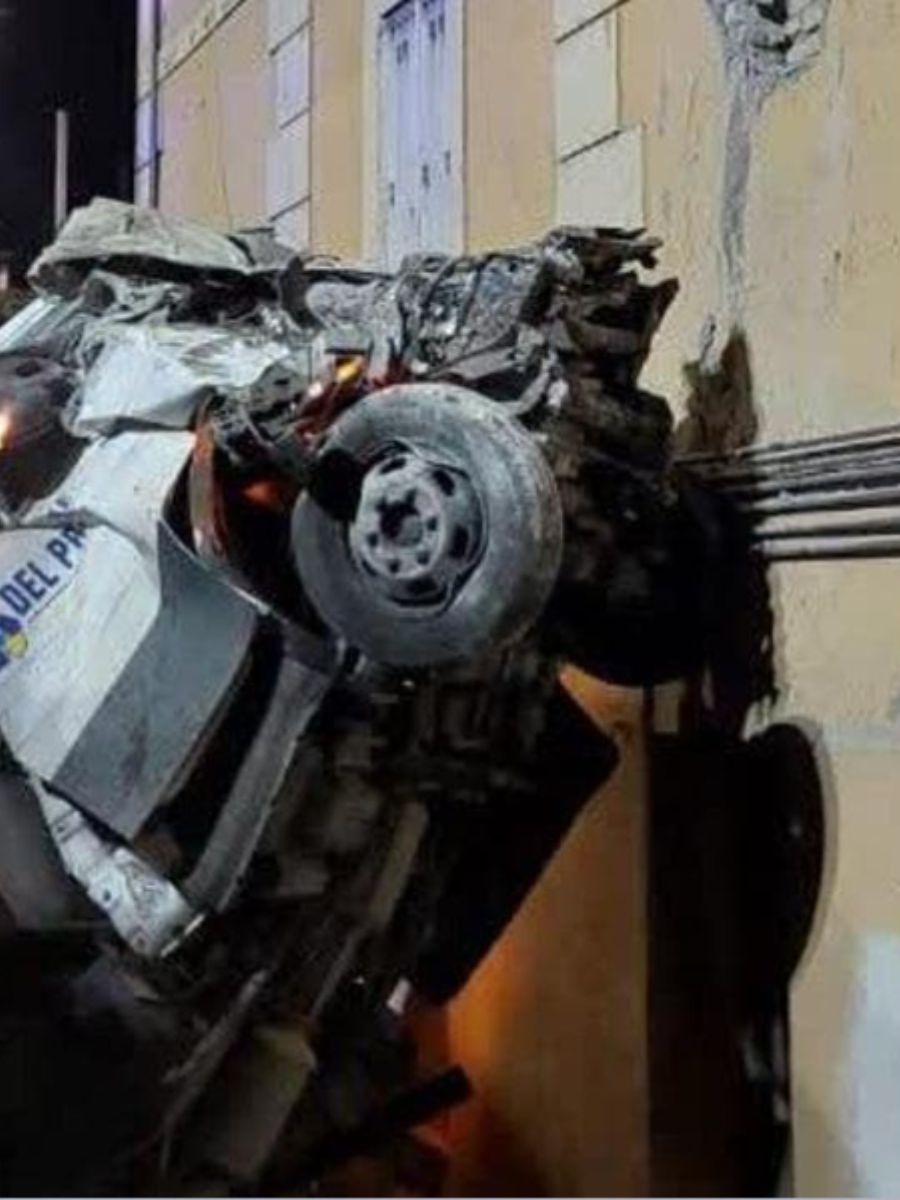 Incidente a Roma, camion dei rifiuti si schianta contro un palazzo: 2 feriti gravi