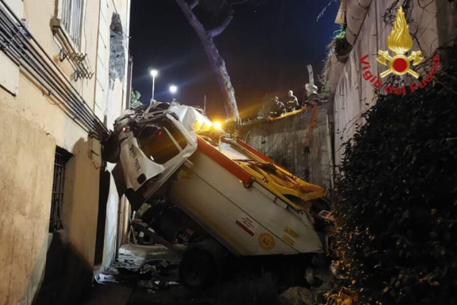 Roma camion rifiuti incidente