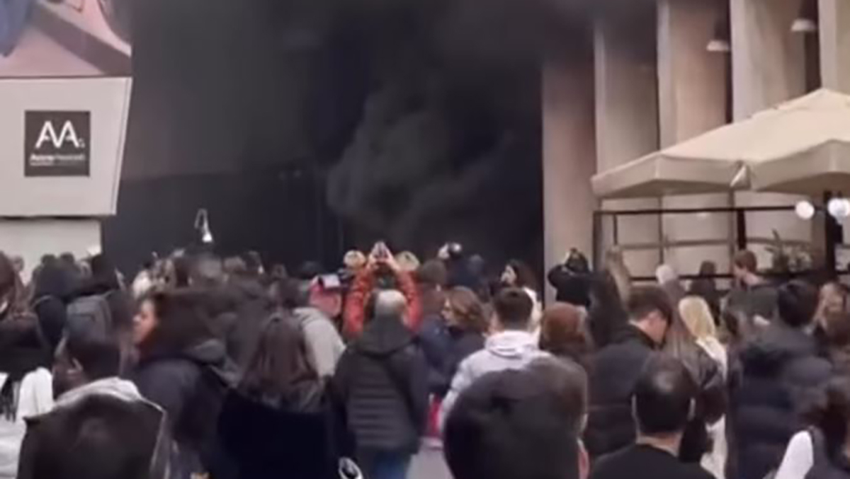 Incendio a Milano, colonna di fumo in zona Duomo