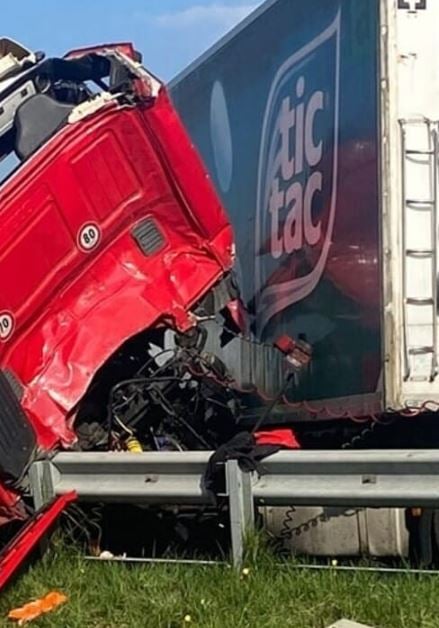 Incidente sulla A1, scontro tra tir e pullman