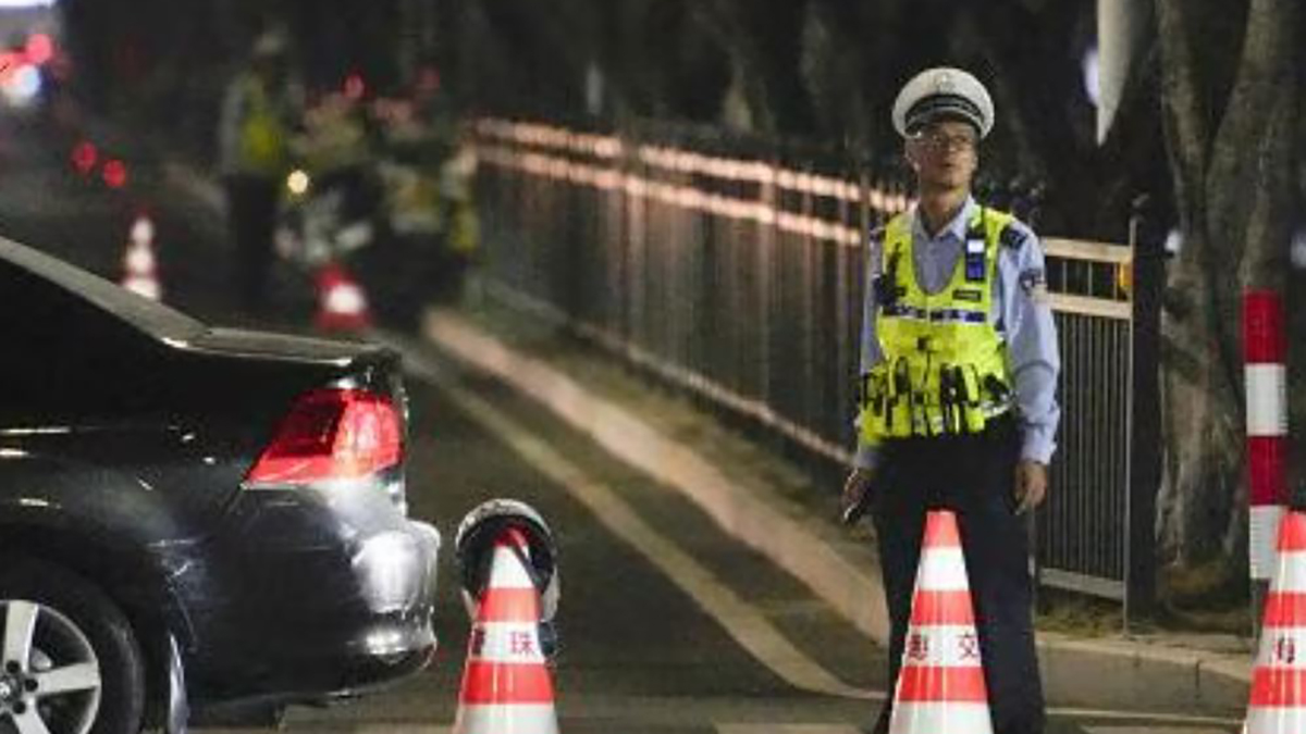 auto sulla folla in Cina