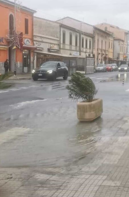 Mareggiata a  Pisa, strade allagate