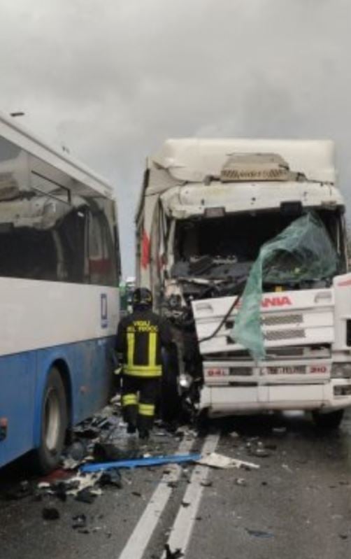 scontro tra camion e pullman sulla Telesina