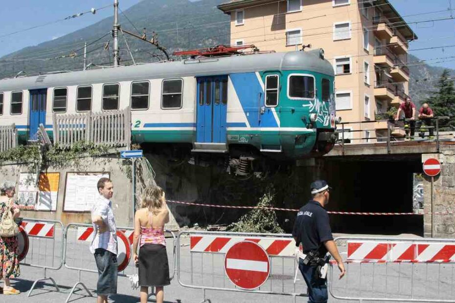 treno deraglia sondrio