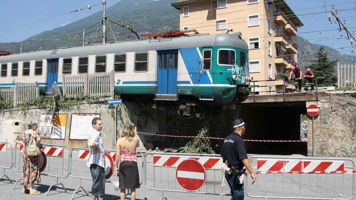 treno deraglia sondrio