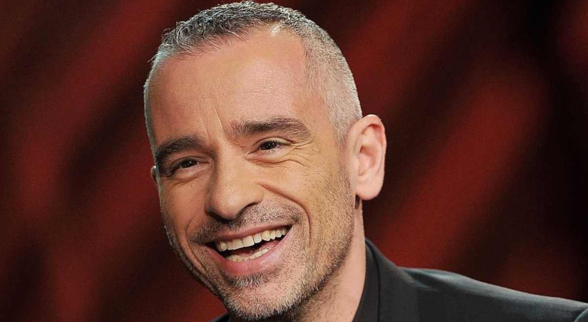 Eros Ramazzotti innamorato: i baci con l’ex tentatrice (34 anni più piccola), ma qualcosa non torna