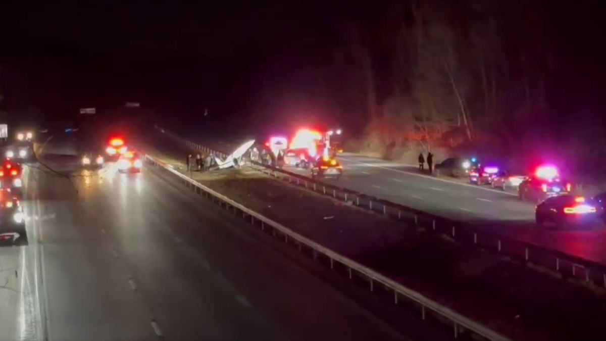 Aereo precipita in autostrada, panico e paura: è tragedia