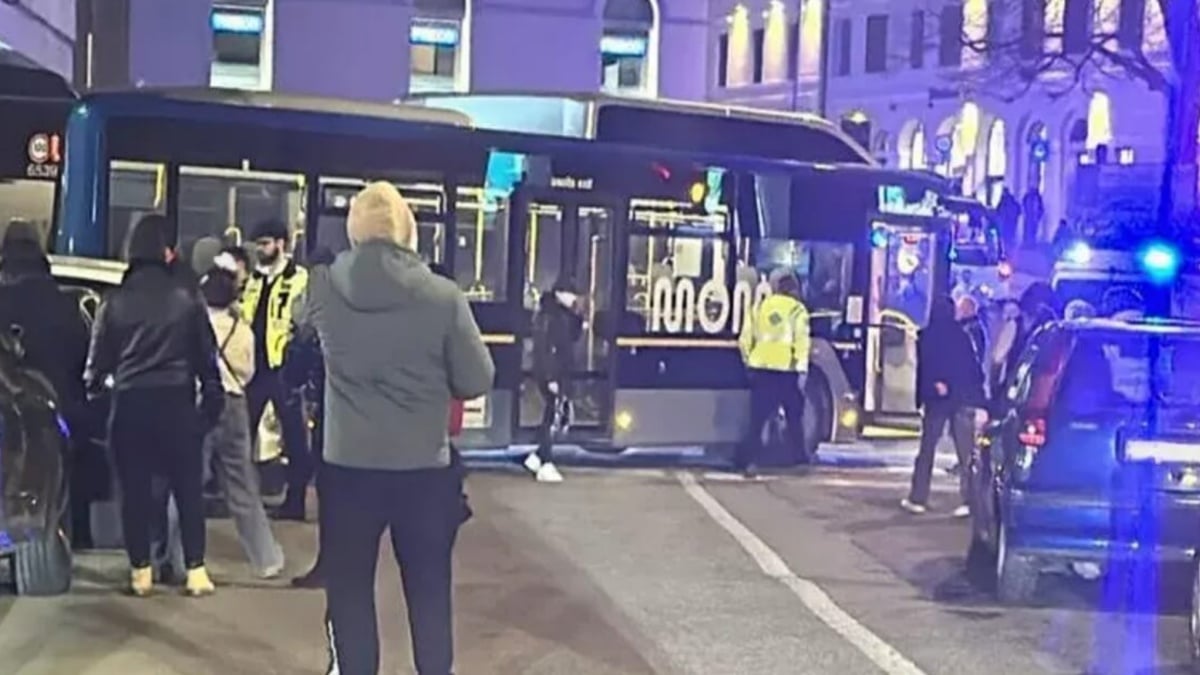 Autobus fuori controllo travolge auto e sfonda la vetrina di un negozio: paura in pieno centro