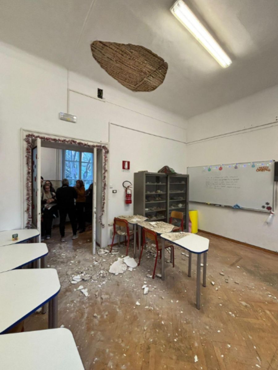 Trieste, crolla il soffitto del liceo: la protesta degli studenti