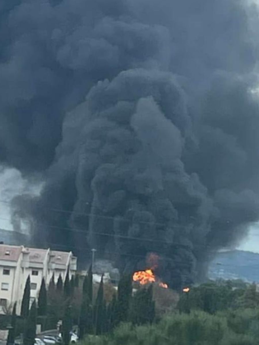 Maxi incendio a Calenzano, fumo nero ovunque: cos'è successo