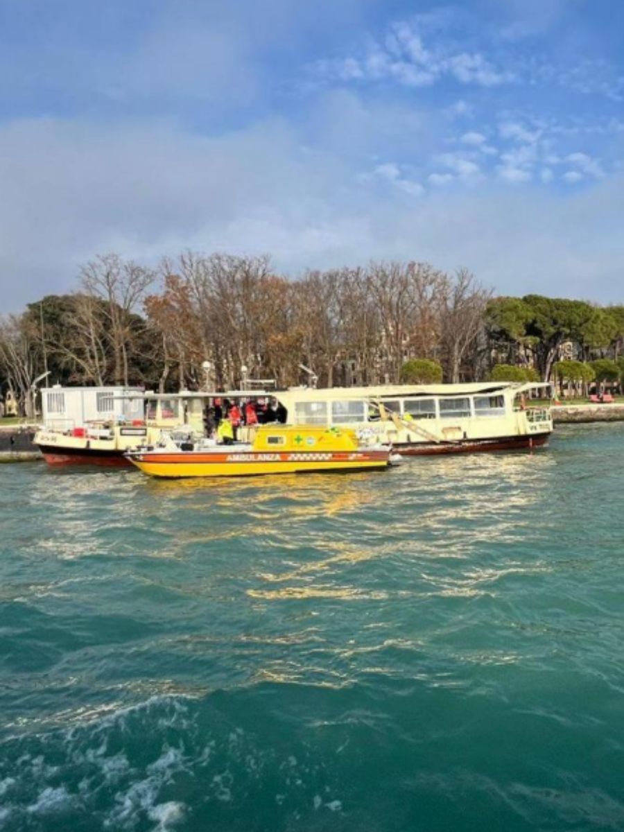 Incidente a Venezia, scontro tra vaporetto e lancione: 5 feriti