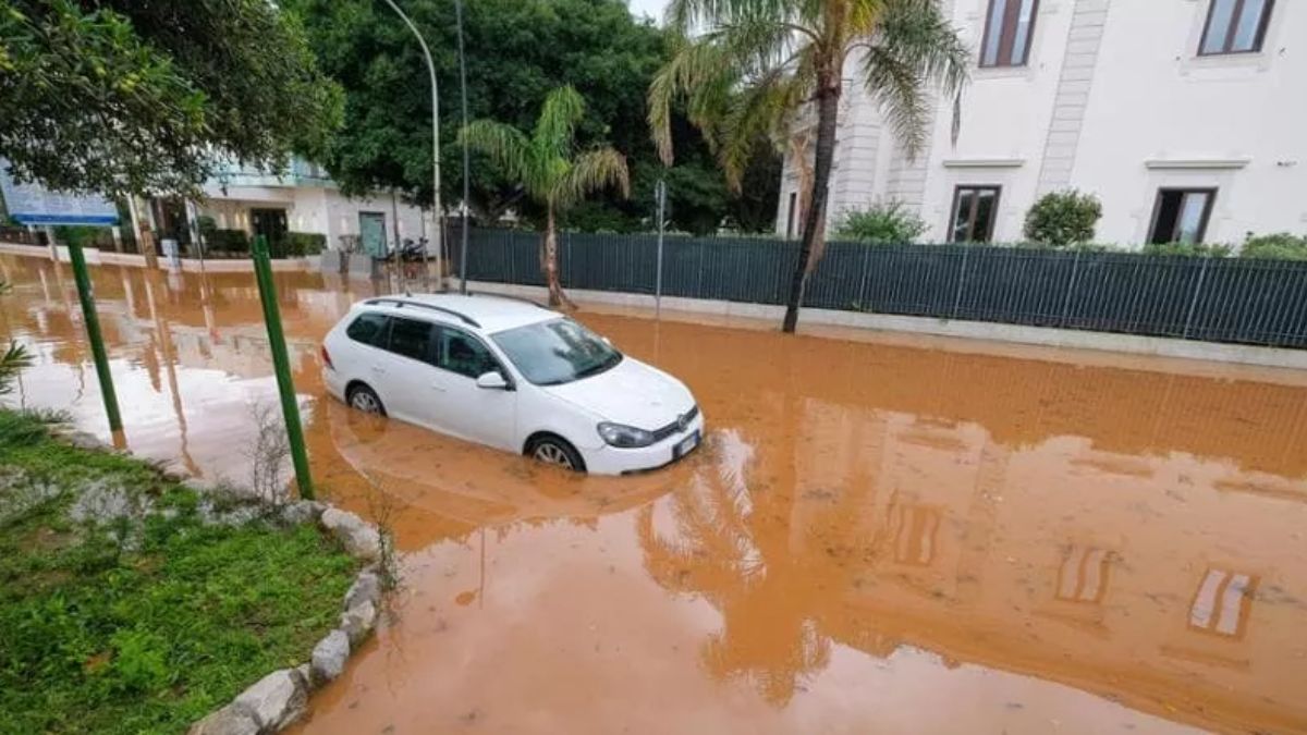 Maltempo, forte vento e pioggia sull’Italia: strade allagate e alberi caduti