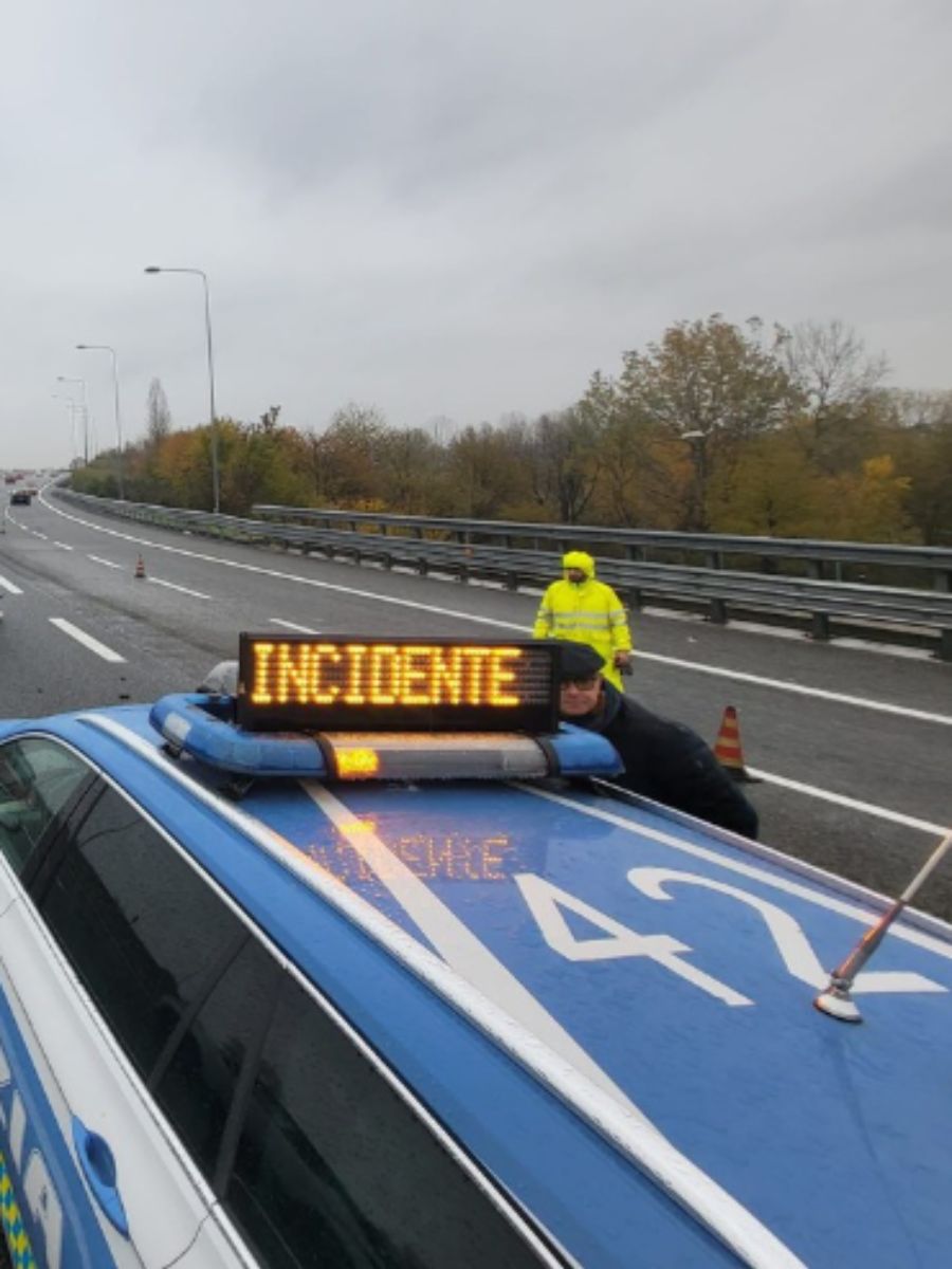 Rivoli, incidente in tangenziale: ruota si stacca da un tir e colpisce un'auto