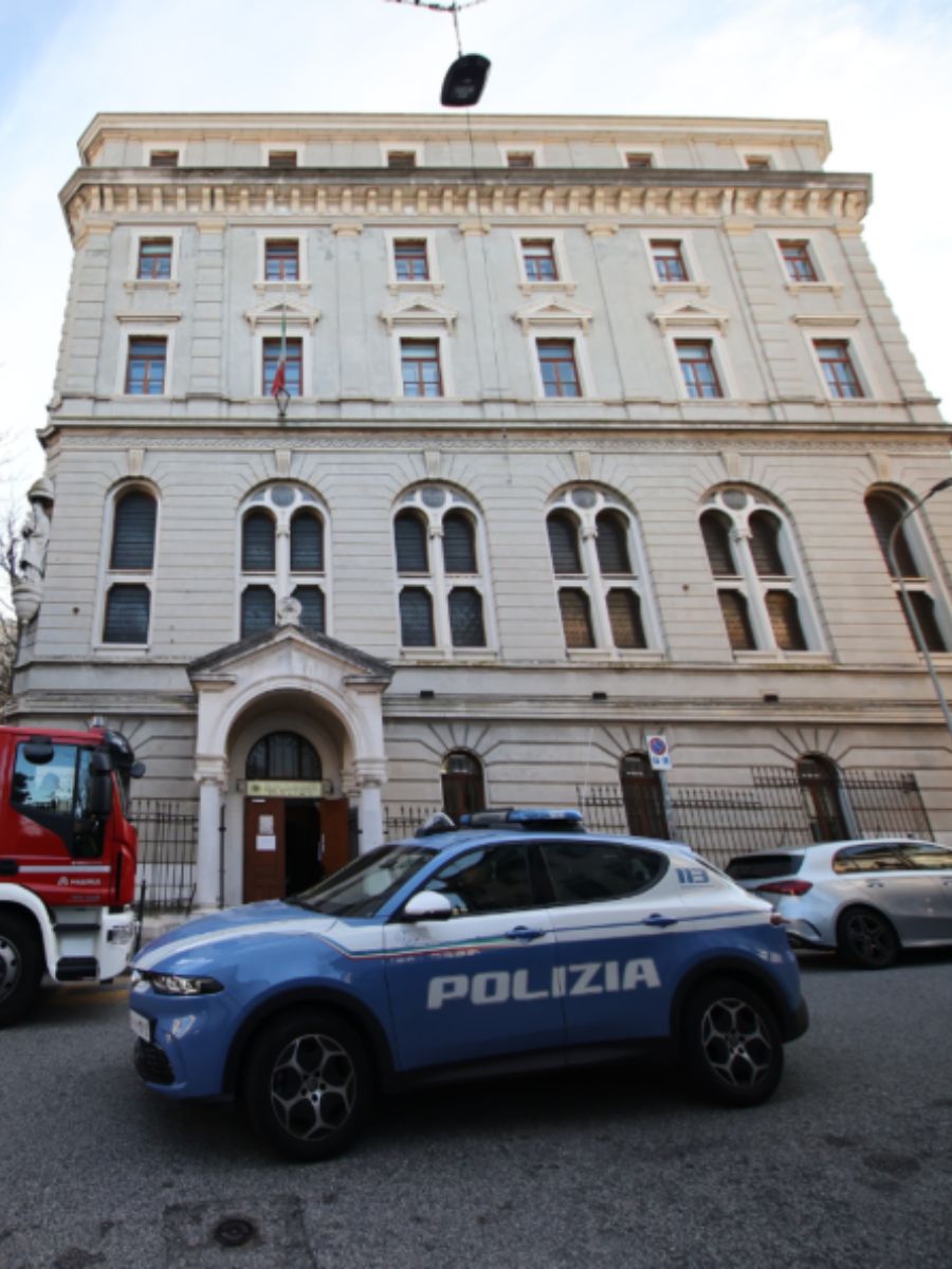 Trieste, crolla il soffitto del liceo: la protesta degli studenti