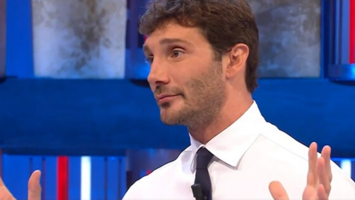 “Affari tuoi”, Stefano De Martino in imbarazzo: è polemica per il gesto della concorrente