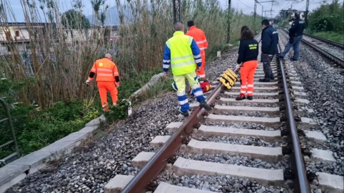 Tragedia ferroviaria, investito e ucciso dal treno: circolazione interrotta