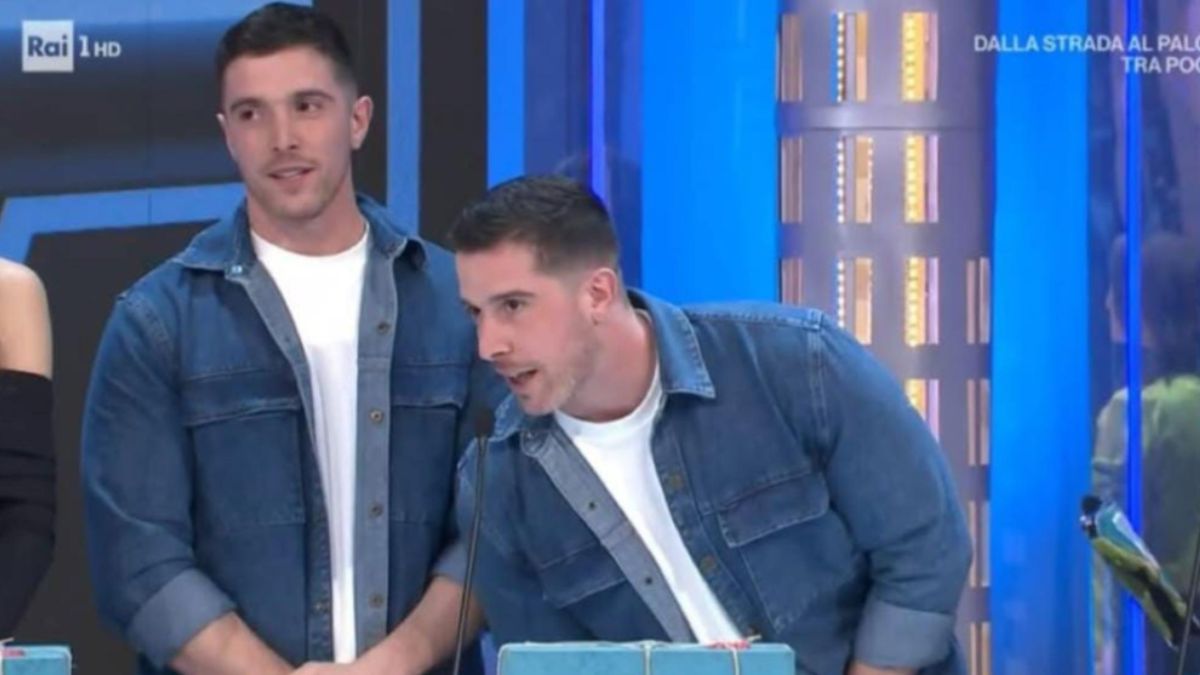 “Affari Tuoi”, il balletto di Stefano coi gemelli è bollente: cos’è successo (VIDEO)