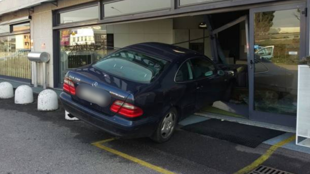 Piomba con l’auto dentro il supermercato e investe una donna: paura in Italia