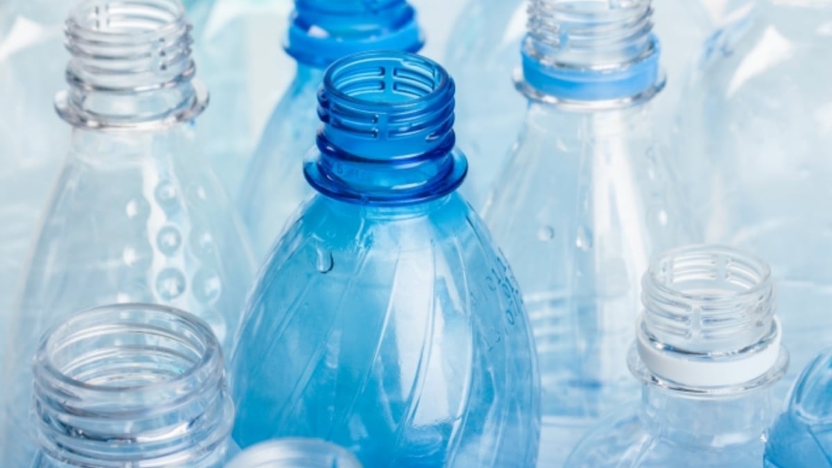 Bottiglie di plastica, dopo il tappo che non si stacca arriva un’altra novità