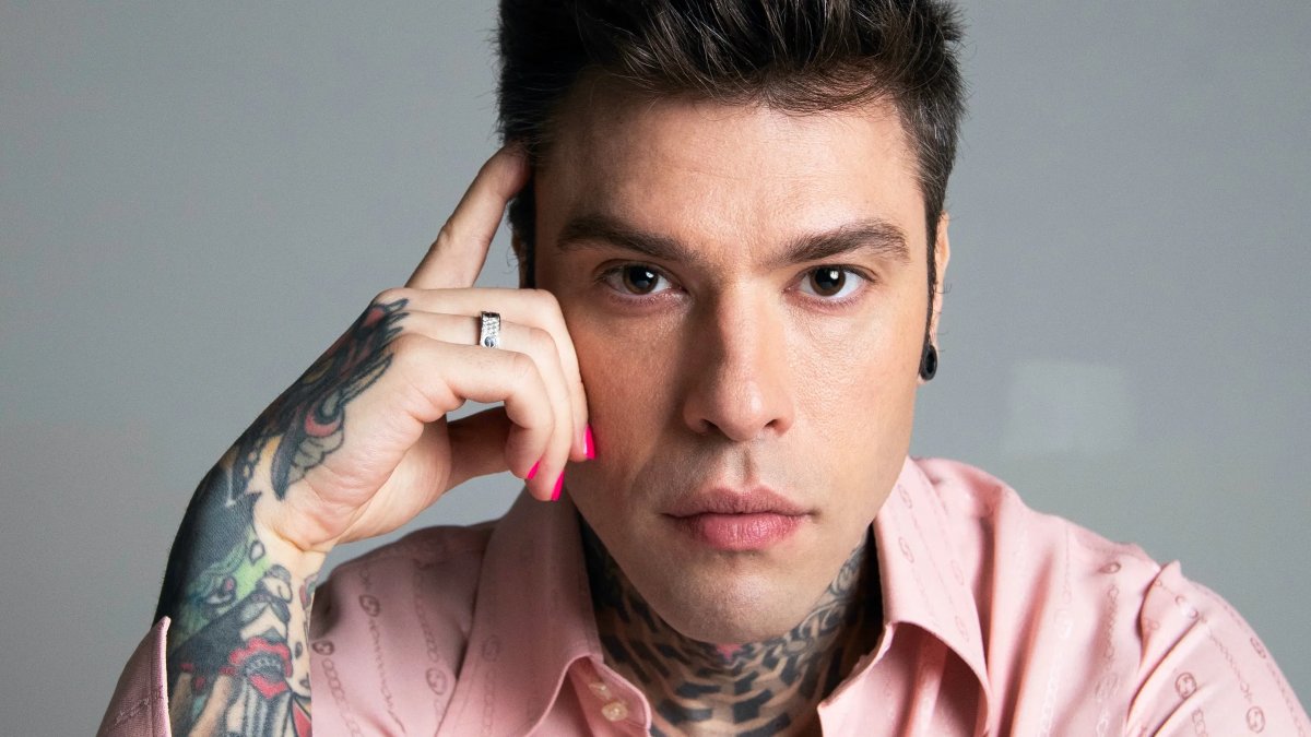 Fedez pazzo d’amore per una misteriosa donna ma lei non ricambia: cosa sappiamo