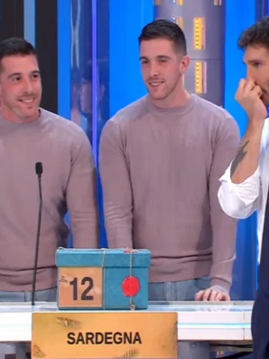 "Affari Tuoi", il balletto hot di Stefano De Martino con i gemelli