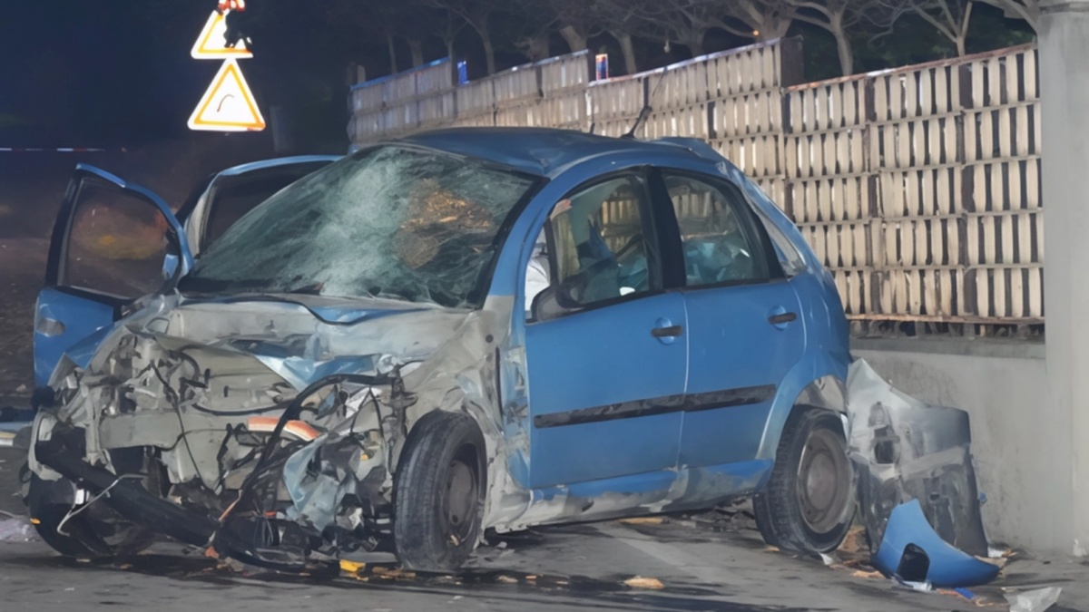 In auto contro il muretto, a bordo tutti giovanissimi: ci sono vittime