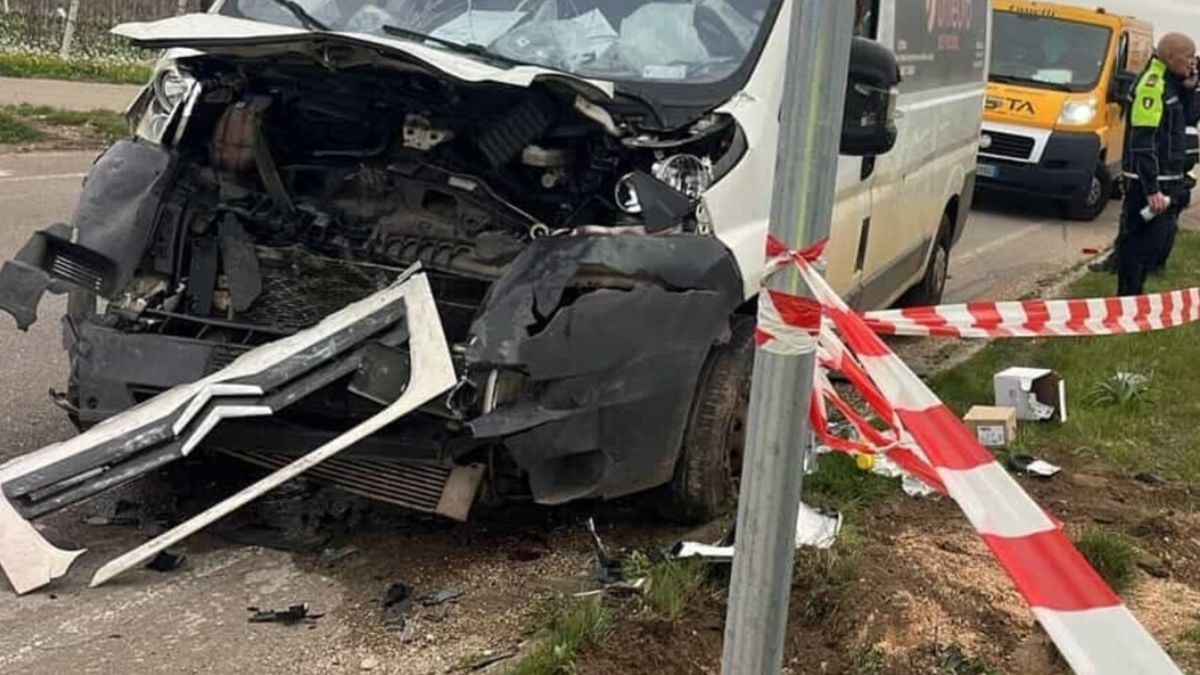 Scontro tra furgoni in Italia, coinvolti almeno 3 mezzi: finisce in tragedia