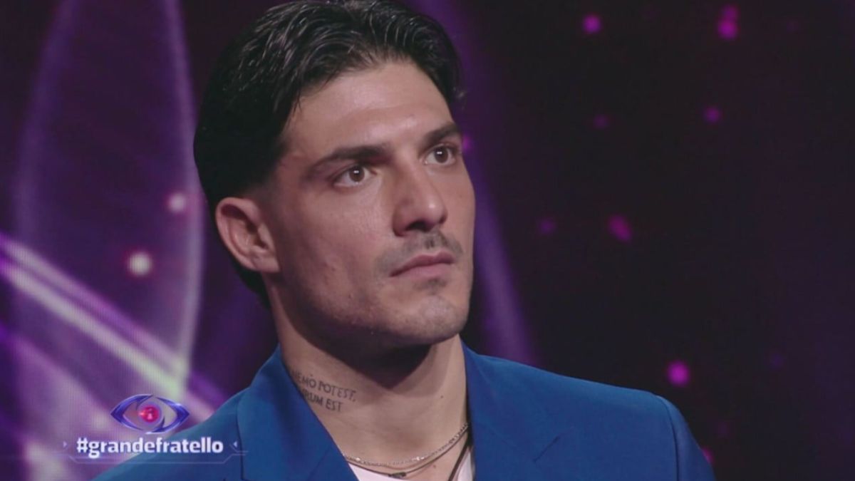 “Grande Fratello”, brutto gesto di Lorenzo dopo essersi tolto il microfono (VIDEO)