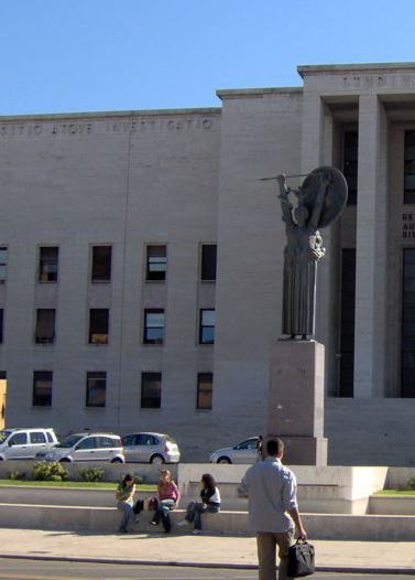 Studente archeggia male l’auto e lascia un biglietto che spiazza tutti: cosa c’era scritto