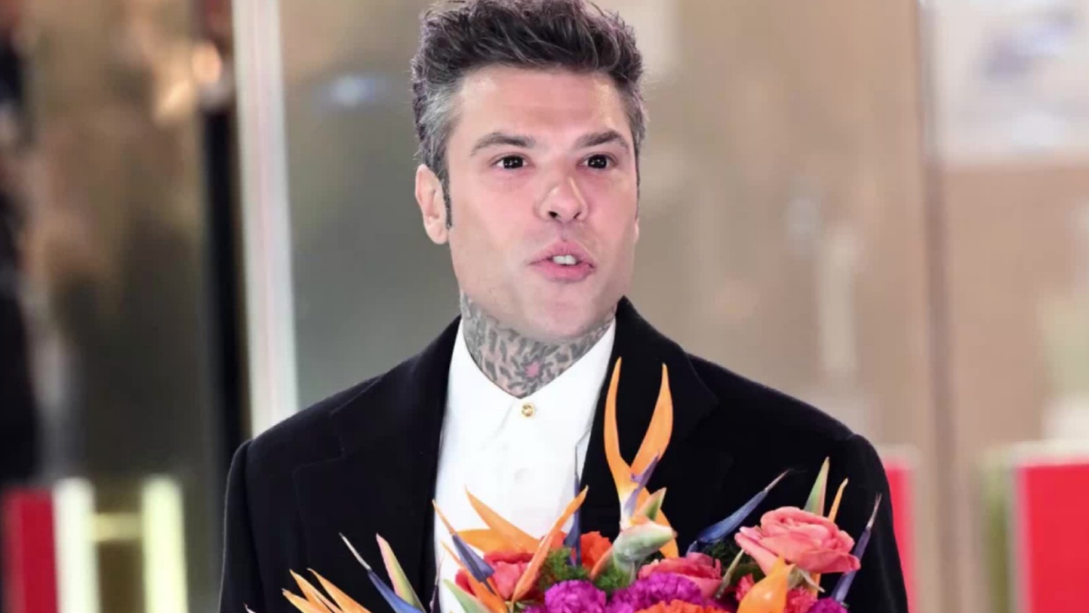 Fedez, il dettaglio sugli occhi sul red carpet a Sanremo fa discutere