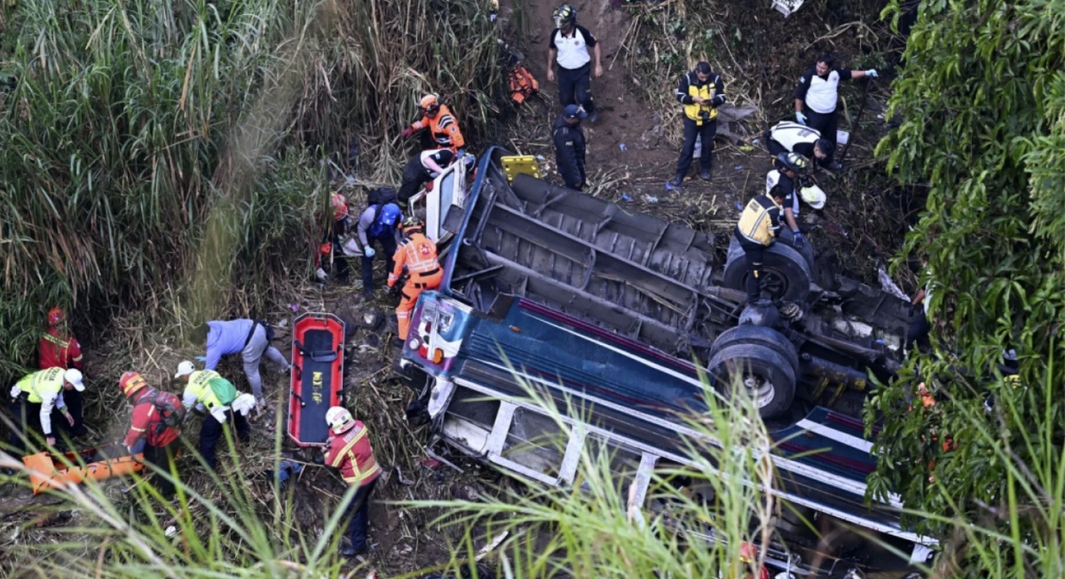 Autobus precipita dal ponte in autostrada: decine di morti