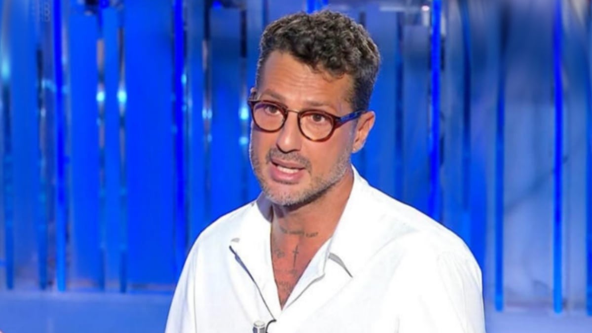 Fabrizio Corona ne ha per tutti, anche per il Papa: l’ultimo delirio nel suo show